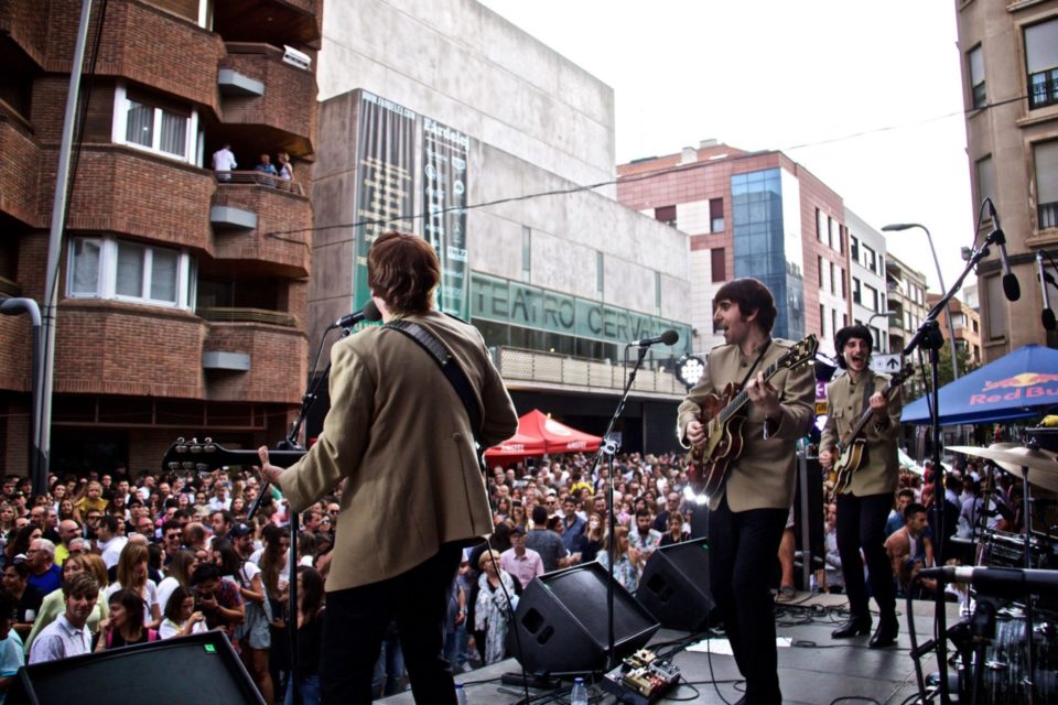 The Flaming Shakers llenaron las calles de Arnedo el sábado por la tarde. / NR