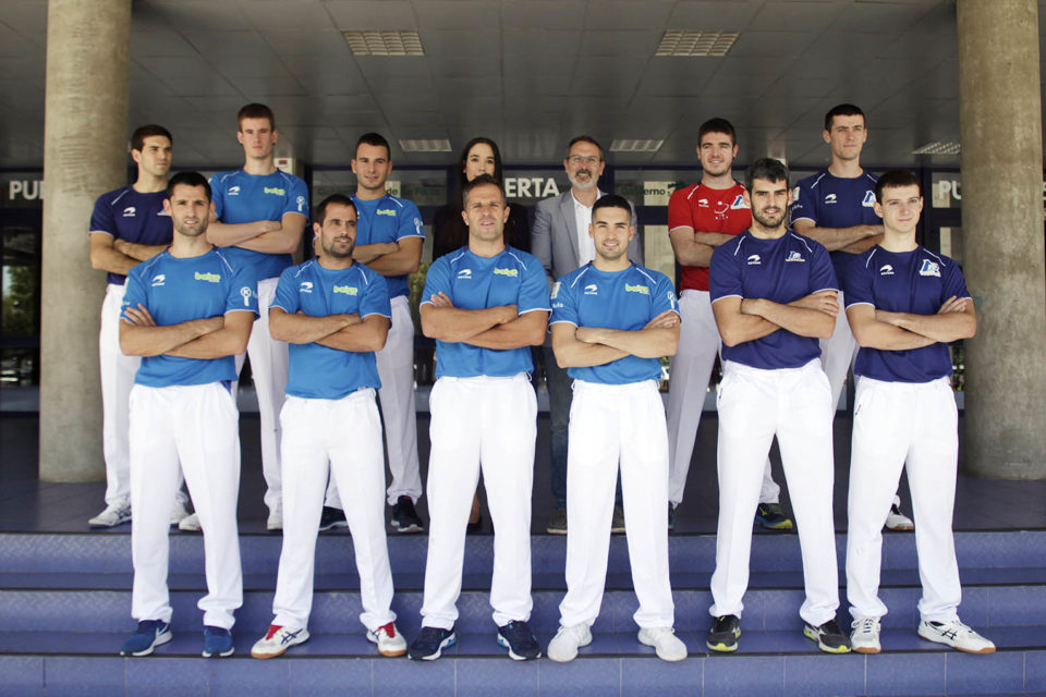 En la fila superior, Zabaleta, Mariezkurrena, Imaz, Mamen Arias (La Navarra), Rubén Antoñanzas, Irribarria y Rezusta. En la fila inferior, Albisu, Bengoetxea, Olaizola II, Víctor, Ezkurdia y Martija. / Ingrid