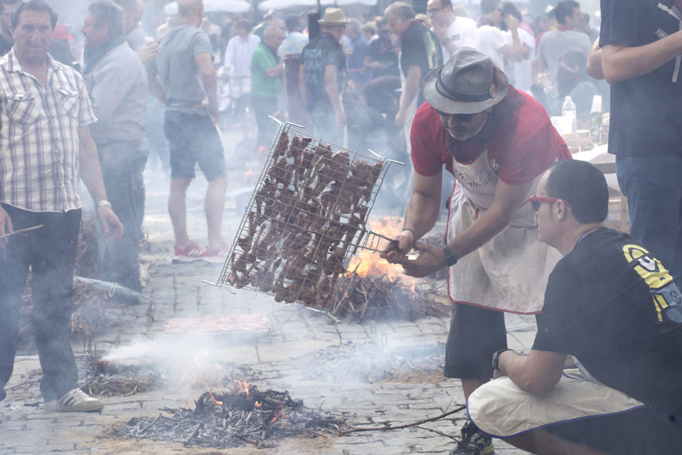 La XLI edición del Certamen de Chuleta al Sarmiento convirtió ayer la Plaza del Mercado en un enorme asador. / Ingrid