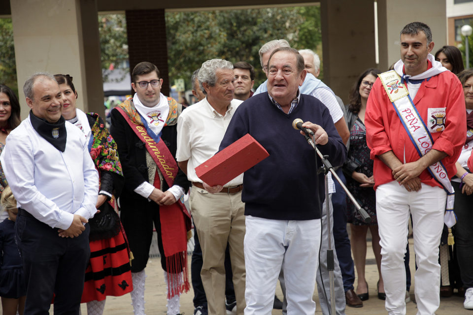 El presidente de Cocina Económica, Emilio Carreras, recoge emocionado las Llaves de Oro del Chamizo de la Peña Logroño. / Ingrid
