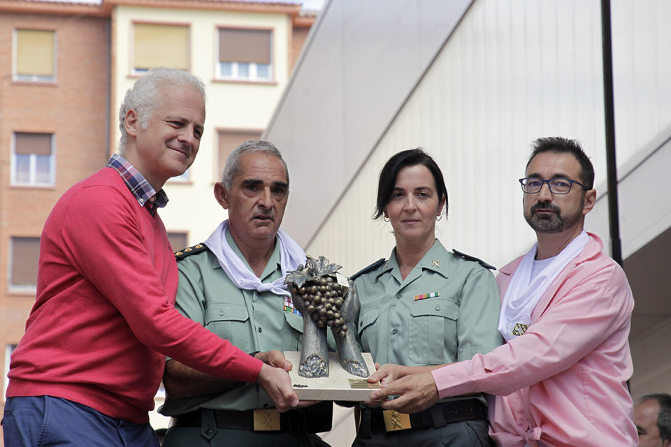 El coronel Raposo y una agente de la Guardia Civil recogen el galardón de manos del alcalde y el presidente de la peña. / Ingrid
