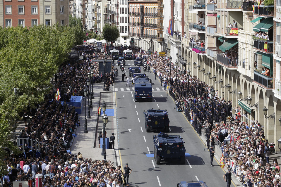 Vehículos policiales desfilando en el centro de Logroño. / Ingrid