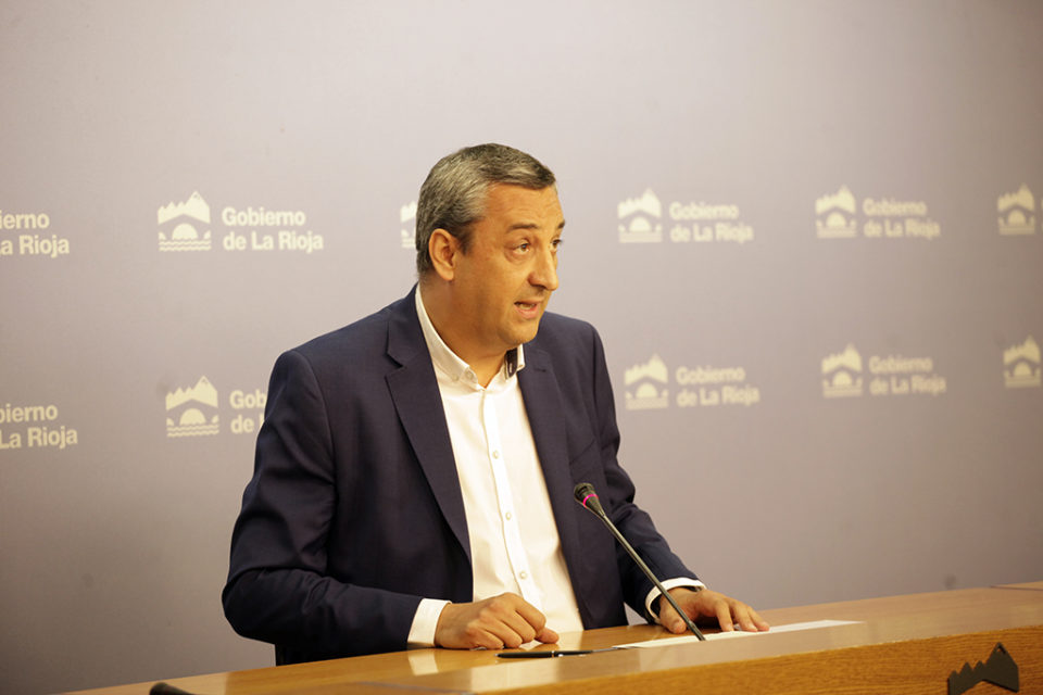 El portavoz del Gobierno riojano, Chus del Río, informa de los asuntos tratados en el Consejo de Gobierno. / Ingrid