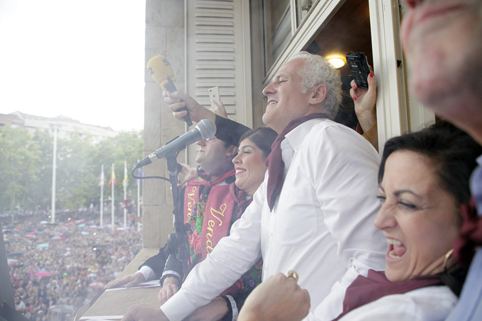 La presidenta del Gobierno, el alcalde de Logroño y los vendimiadores celebran el inicio de las fiestas tras el disparo del cohete. / Ingrid