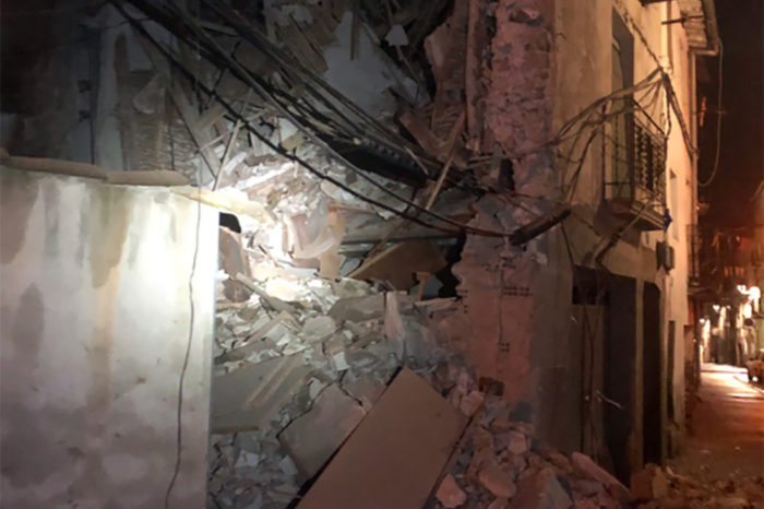 Se derrumba la fachada de una vivienda abandonada en Murillo