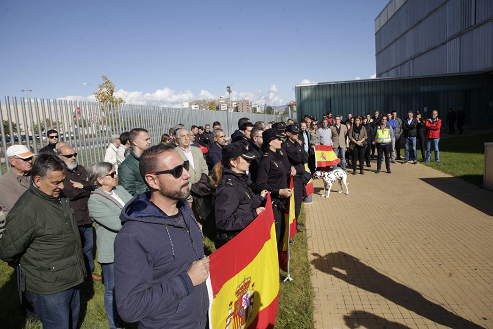 Concentración, este lunes, en la Jefatura Suoerior de Policía de La Rioja. / Ingrid