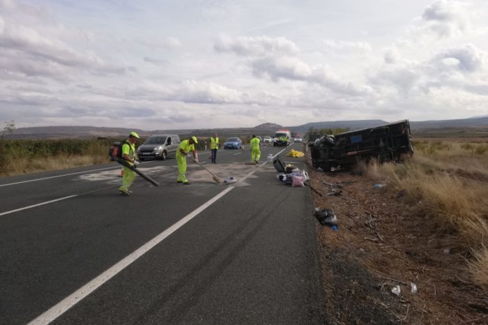 Un muerto y dos heridas graves en una colisión de un coche y dos camiones en la N-232 cerca de Ausejo