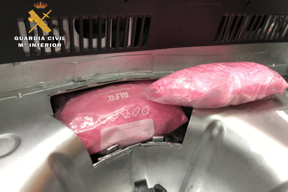 Droga oculta en el doble fondo del maletero del vehículo. / Guardia Civil