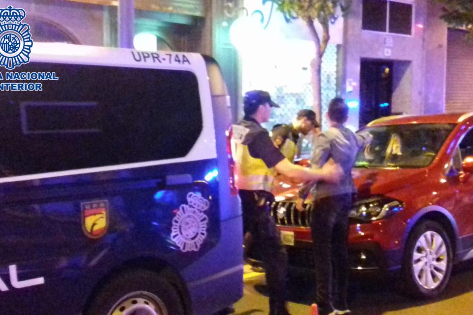 Agentes de la Policía Nacional detienen a uno de los jóvenes presuntamente implicado en el robo de las motos. / Policía Nacional