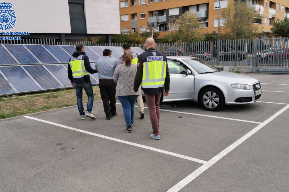Los agentes conducen a los detenidos a la comisaría en una imagen de archivo. / Policía Nacional