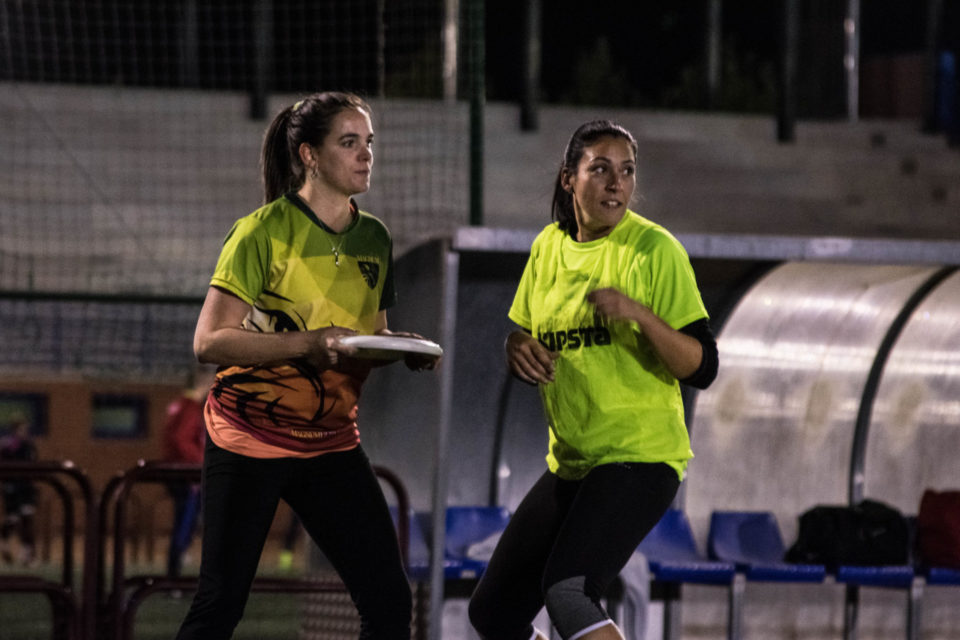 Dos jugadoras del Magnum Ultimate, durante un entrenamiento en Pradoviejo. / NR