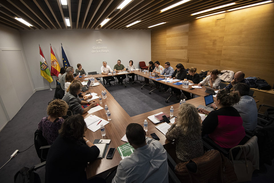 Ocón preside la primera Mesa General de Negociación con los trabajadores de la Administración regional. / NR