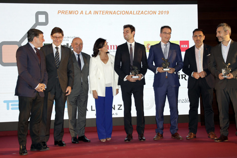 Los representantes de las tres empresas premiadas posan con sus respectivos ‘Mercurios’, junto a las autoridades riojanas y los presidentes de la Cámara de Comercio y de Bankia. / Clara Larrea
