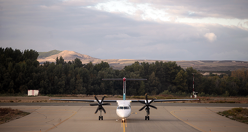 Avión en las instalaciones aeroportuarias riojanas. / Clara Larrea