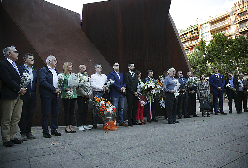 Homenaje celebrado junto al monumento a las víctimas del Espolón. / Clara Larrea