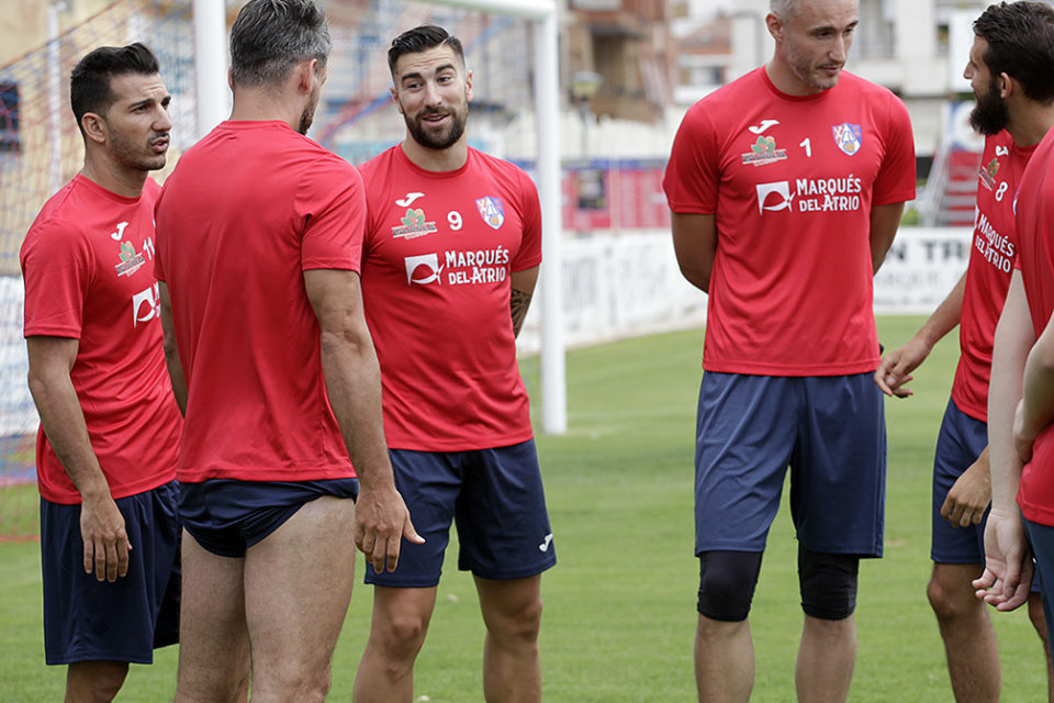 Corro de la plantilla rojilla antes de iniciar los entrenamientos en La Planilla. / Clara Larrea