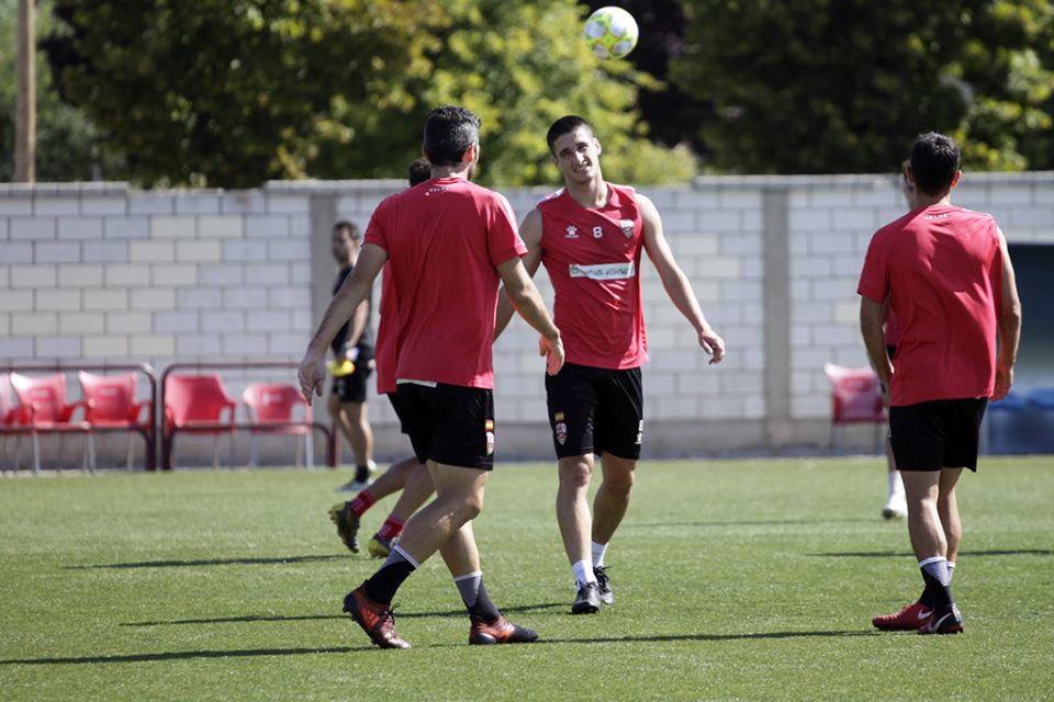 Olaetxea bromea con Iñaki en un entrenamiento al inicio de la temporada. / Ingrid