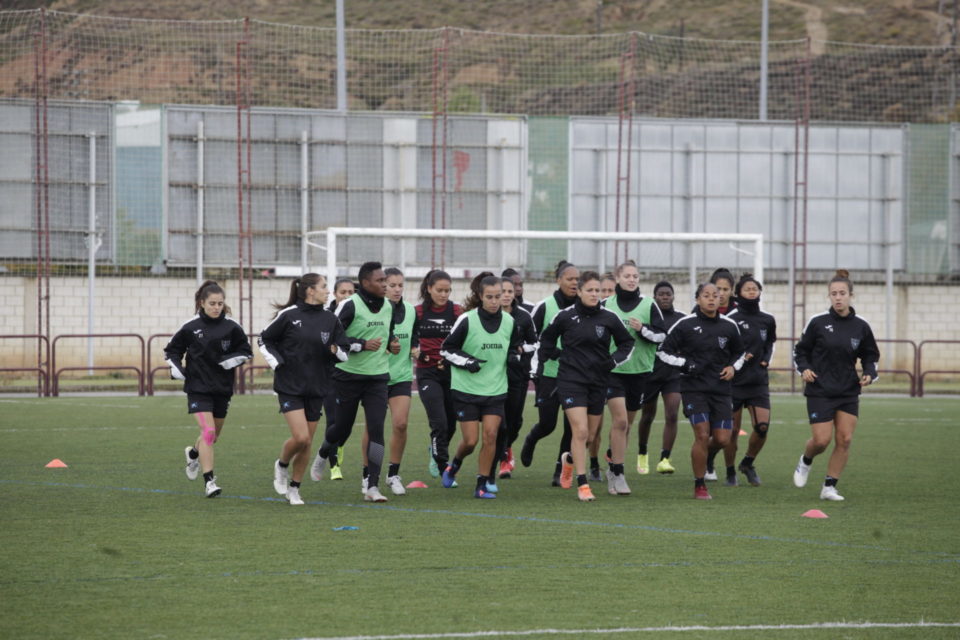 La plantilla del EDF se ejercita en las instalaciones del Mundial. / Ingrid