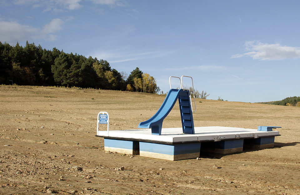 Plataforma flotante del pantano de González Lacasa, varada por la falta de agua. / Clara Larrea