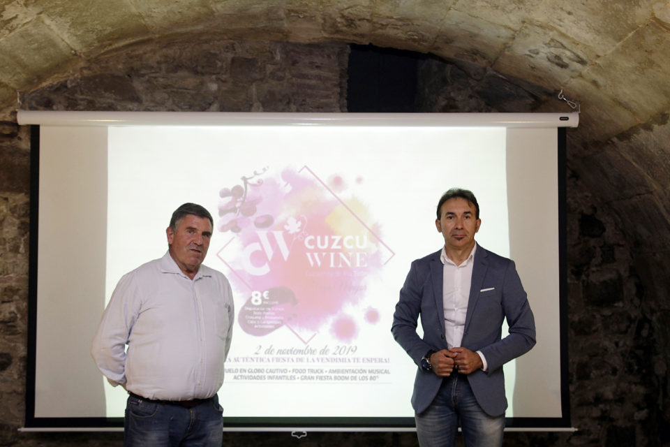 Román Urrechu, alcalde de Cuzcurrita, y el concejal Fernando Castillo presentan la primera edición de Cuzcuwine. / nr