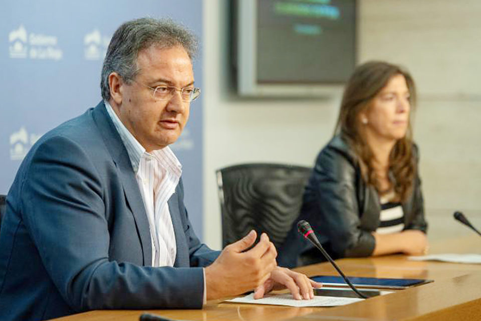 Luis Cacho y Lola Ramos, en la rueda de prensa para informar del acuerdo. / NR
