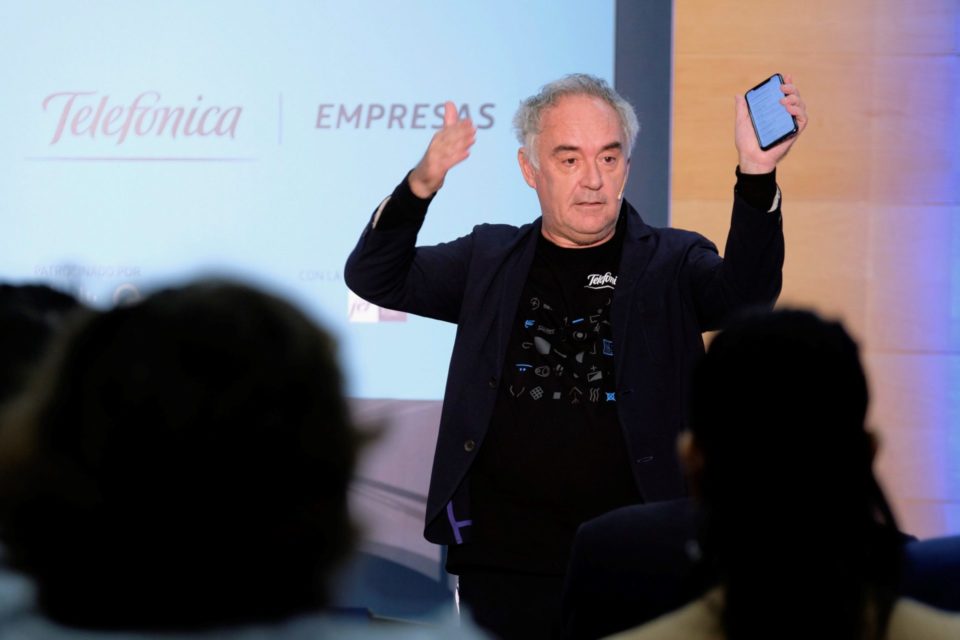 Ferrán Adrià, durante su intervención en Riojaforum. / Fernando Díaz (Efe)