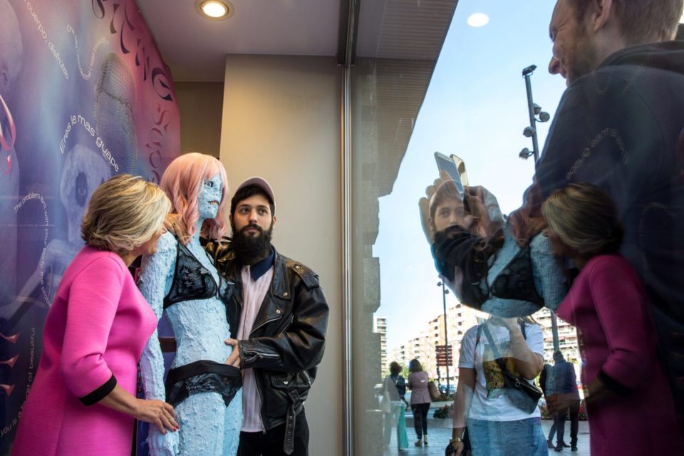 El artista Joel Blanco, posa junto a su obra dentro del cuarto festival Lovisual. / Raquel Manzanares (Efe)