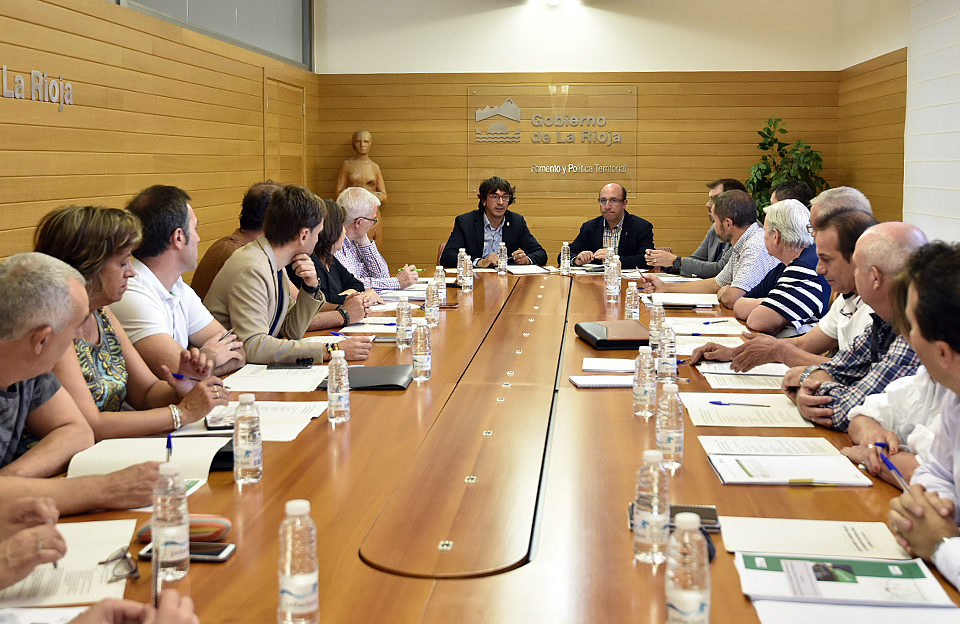 Reunión mantenida este miércoles entre el consejero de Sostenibilidad y Transición Ecológica, con los alcaldes y representantes de 14 municipios. / NR