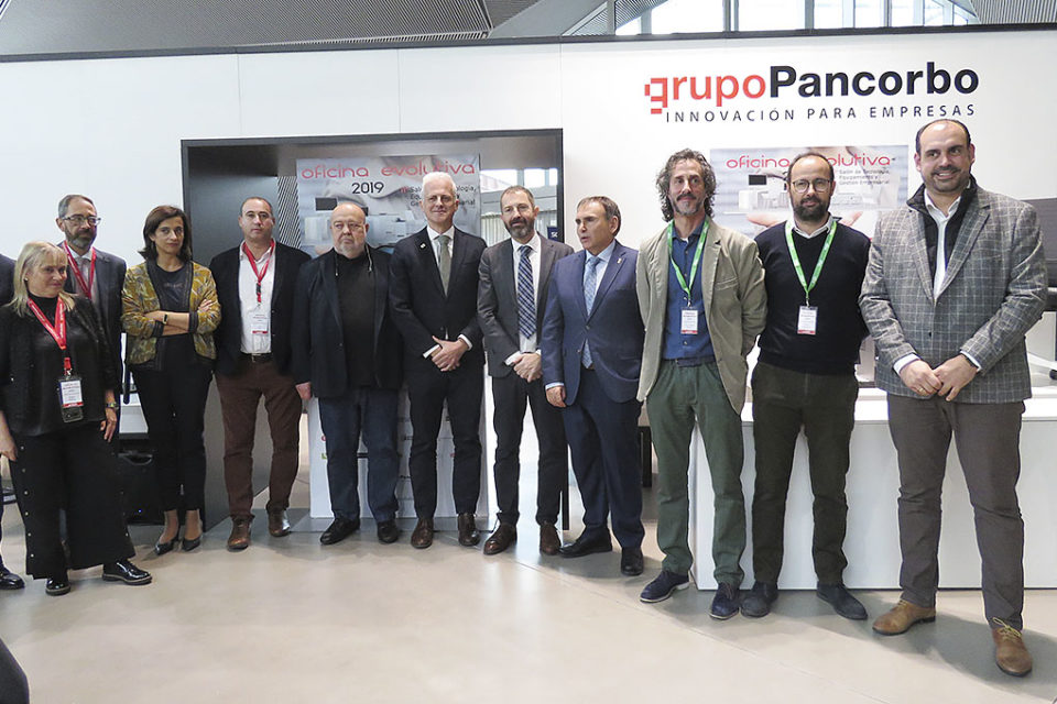 El alcalde de Logroño y el consejero de Desarrollo Autonómico, junto a José Luis Pancorbo y otros invitados al acto. / NR