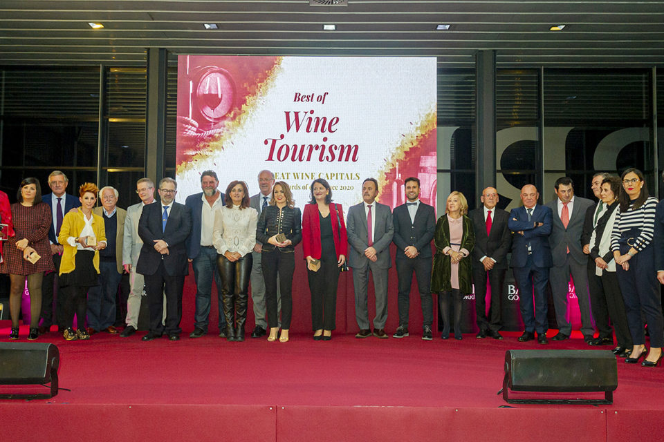 Galardonados y miembros de la organización de los Best Of, durante la gala de entrega de los premios celebrados en Bodegas Baigorri, en Samaniego. / NR