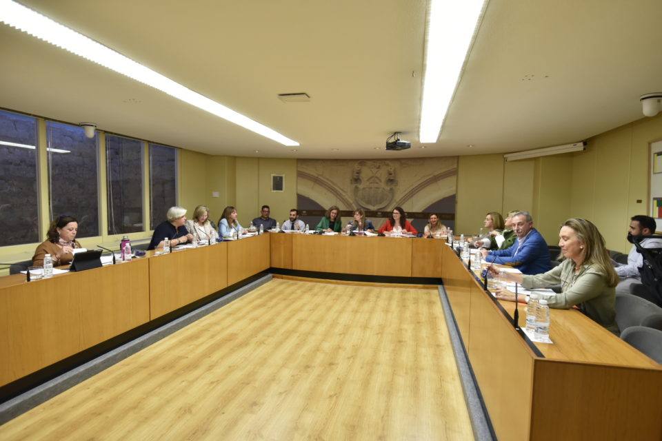 La directora general Mayra Moro (a la izda. de la consejera) acudió con su bebé de dos meses y medio, al que dio el biberón. / NR