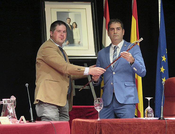 Javier Ruiz entrega la vara de mando al nuevo alcalde, David Mena./ NR