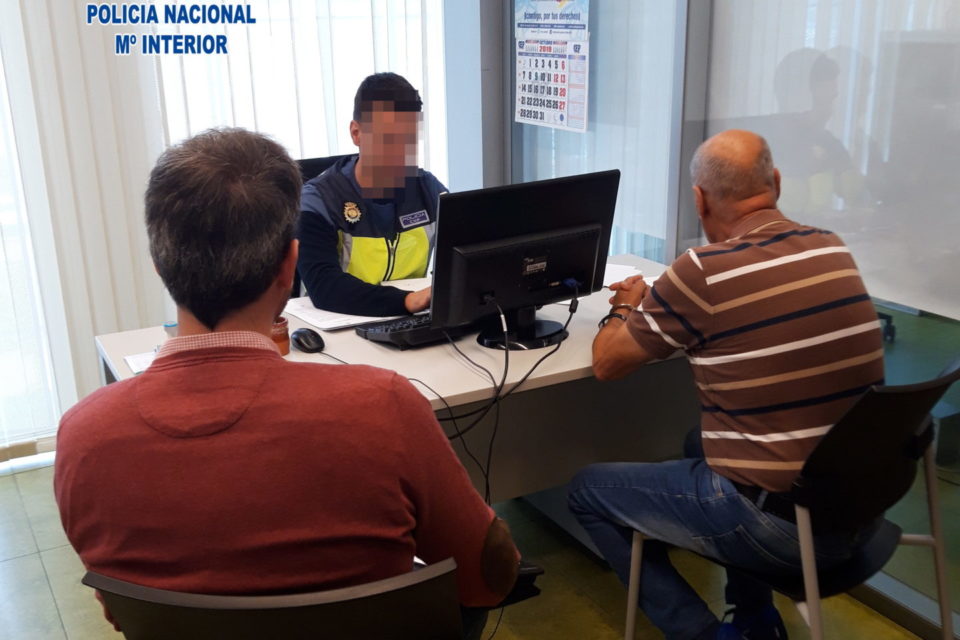 Los dos detenidos, en las dependencias policiales. / Policía Nacional