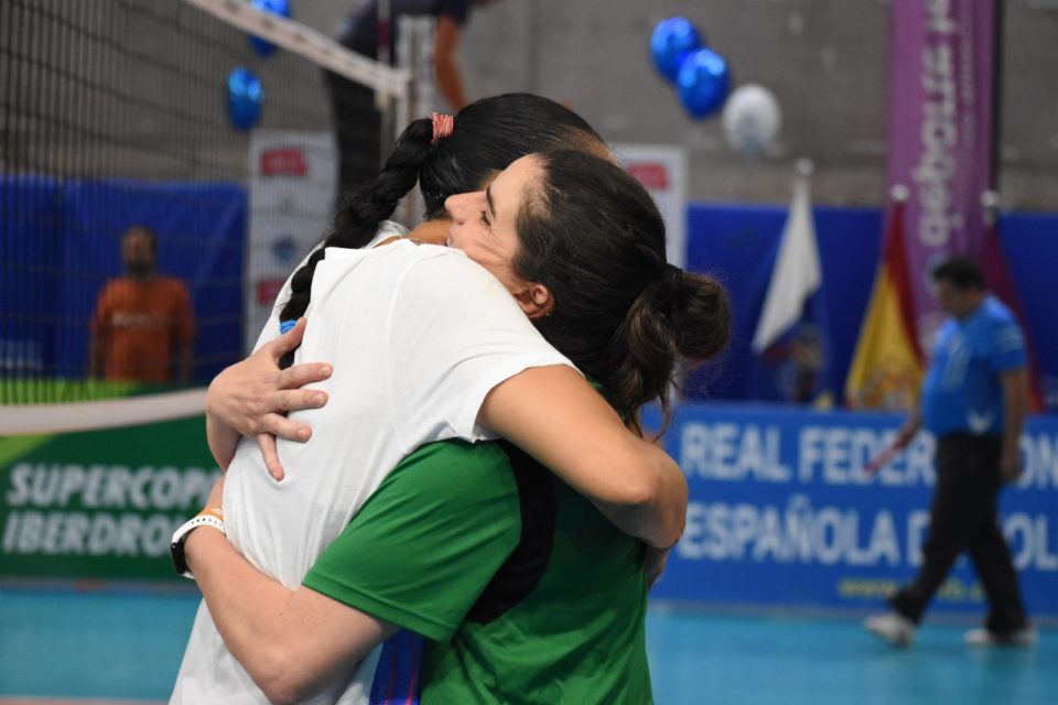 Esther López se abraza con Flavia Dias, entrenadora del Haris. / RFEVB.ES