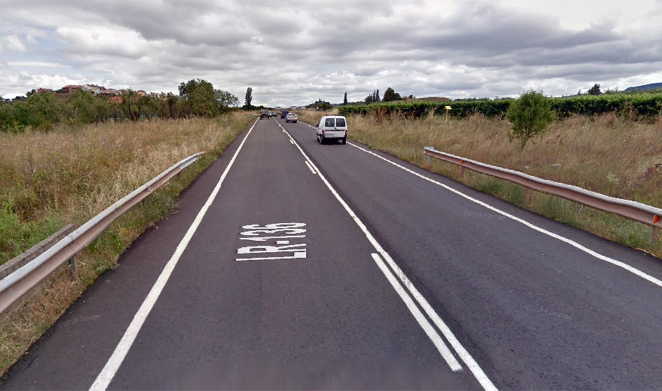 El accidente se produjo en el kilómetro 2,800 de la LR-136, en el término de Tricio. / Google