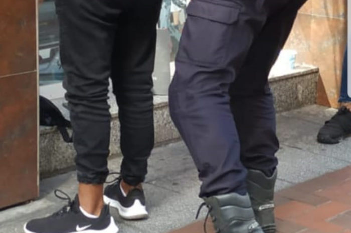 Un policía fuera de servicio detiene a dos jóvenes por robar a cuatro menores a punta de navaja en San Mateo