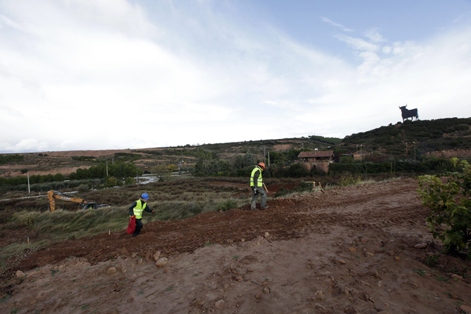 Los operarios evalúan el terreno sobre el que está trabajando la maquinaria en la futura ronda sur de Logroño. / Ingrid