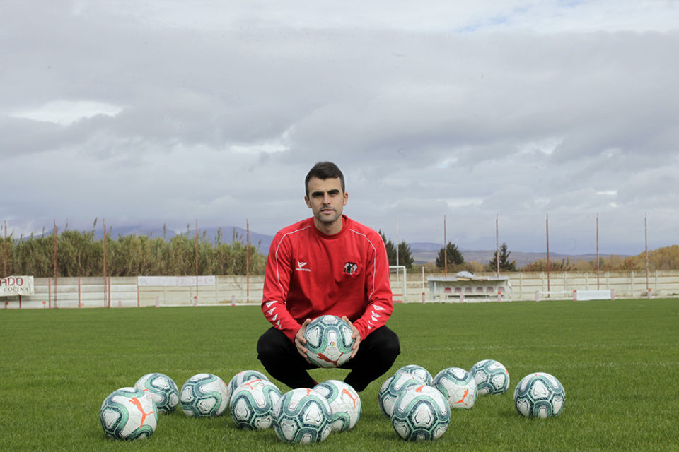 El delantero Rubén Pérez, en las instalaciones del Municipal de Varea. / Ingrid