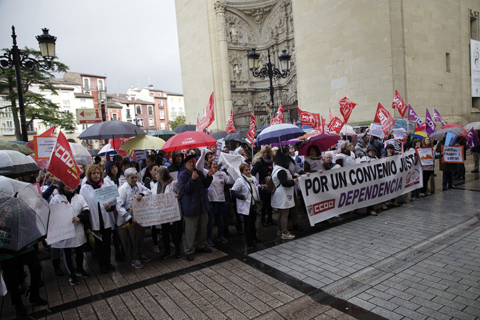Protesta en la plaza del Mercado de Logroño de los trabajadores del sector de la dependencia. / Ingrid