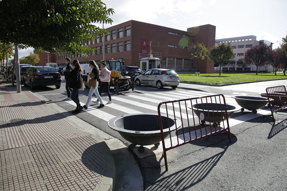 Jardineras colocadas en el acceso a la calle Cigüeña para bloquear el paso de los coches. / Ingrid