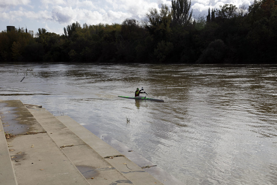 Un piragüista desciende por el Ebro, a la altura del embarcadero de Logroño. / Ingrid