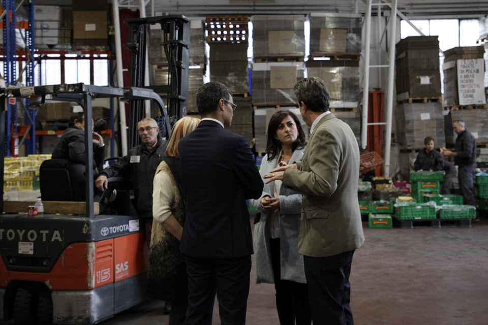 La presidenta charla con los responsables del Banco de Alimentos de La Rioja durante la visita que ha realizado a sus instalaciones. / Ingrid