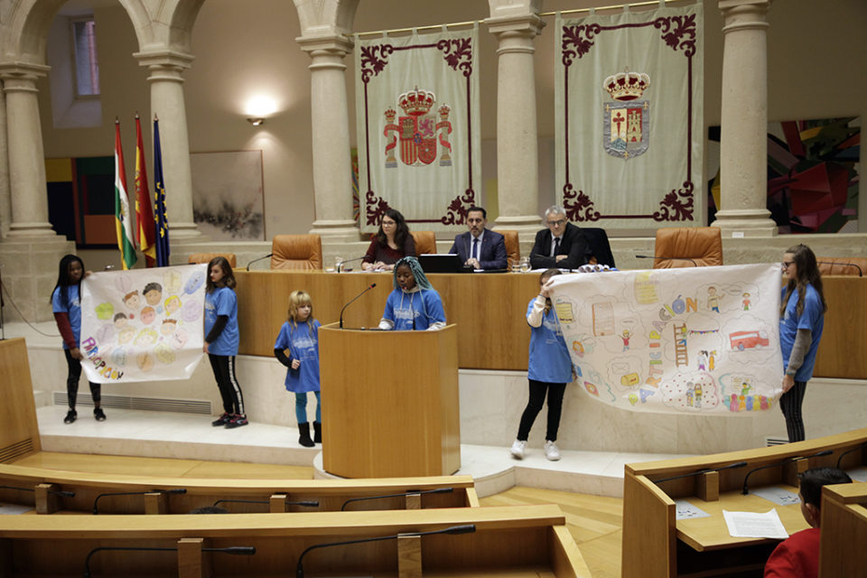 Acto celebrado este miércoles en el Parlamento riojano en el que se han leído los manifiestos sobre los derechos de la infancia. / Ingrid