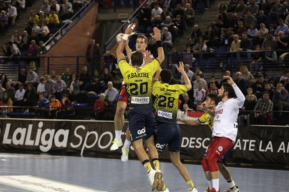 El Logroño se mide ante el Bidasoa en el Palacio, un rival directo por la Copa Asobal. / Clara Larrea