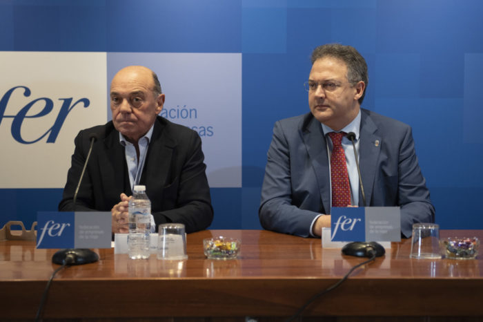 Cacho anuncia un aumento del 50 % en becas para alumnos de FP Dual en 2020