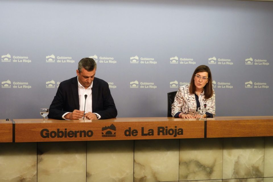 Sara Alba informa de la prórroga del concierto con Viamed, junto al portavoz Chus del Río. / NR