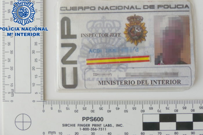 Detenido por falsificar la placa y carné de la Policía para hacerse pasar por inspector jefe