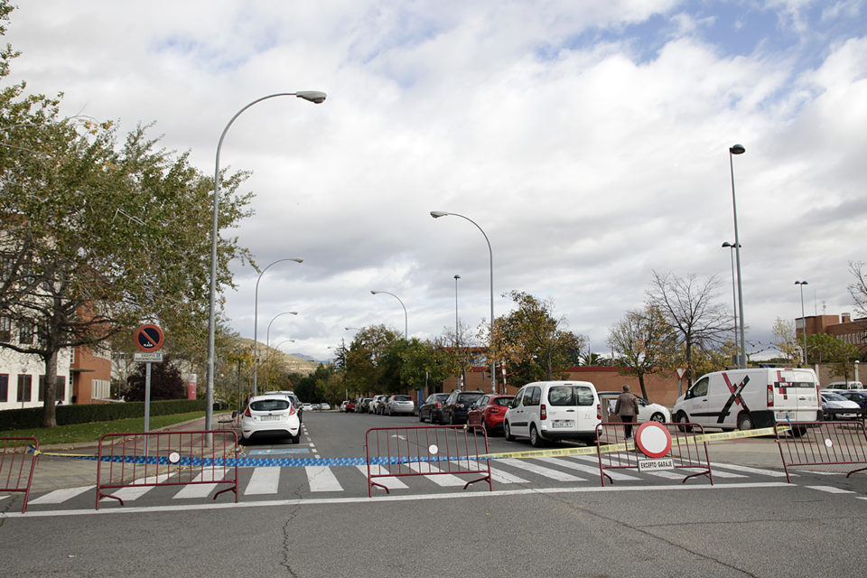 Una de las calles cortadas al tráfico desde ayer. En la imagen inferior, acceso al aparcamiento de la UR desde Avenida de la Paz por la calle Valdelanas. / Ingrid