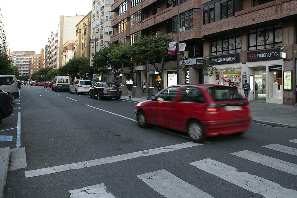 Calle San Antón, uno de las principales arterias comerciales de Logroño. / Clara Larrea