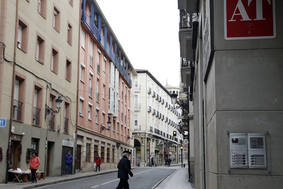 Placa que identifica las viviendas de uso turístico en un edificio del centro histórico de Logroño. / Ingrid